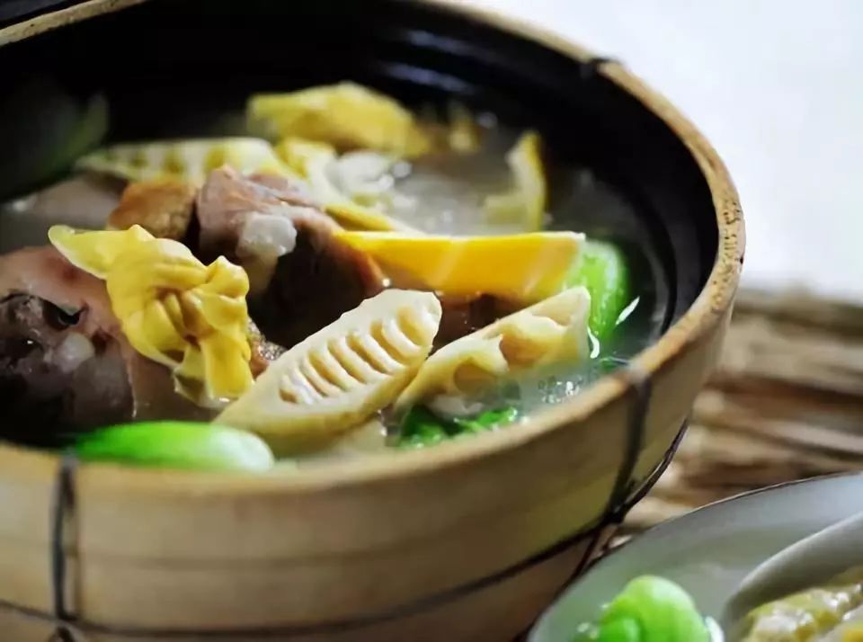 安吉·仁里息心廬，擁泉而居枕山而眠!