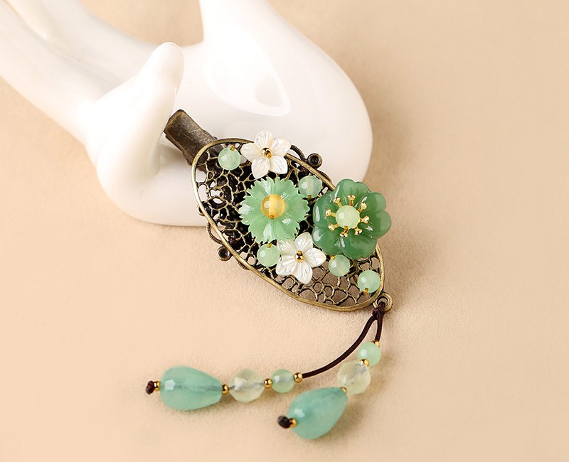 一款淡綠系的古銅發(fā)夾，優(yōu)雅別致古風頭飾