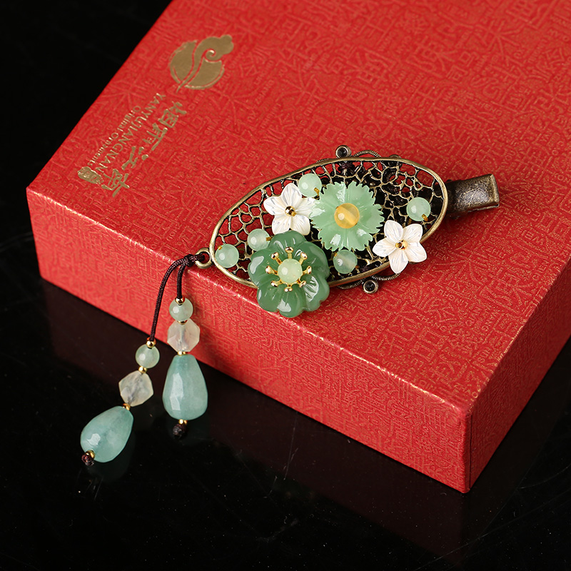 一款淡綠系的古銅發(fā)夾，優(yōu)雅別致古風頭飾