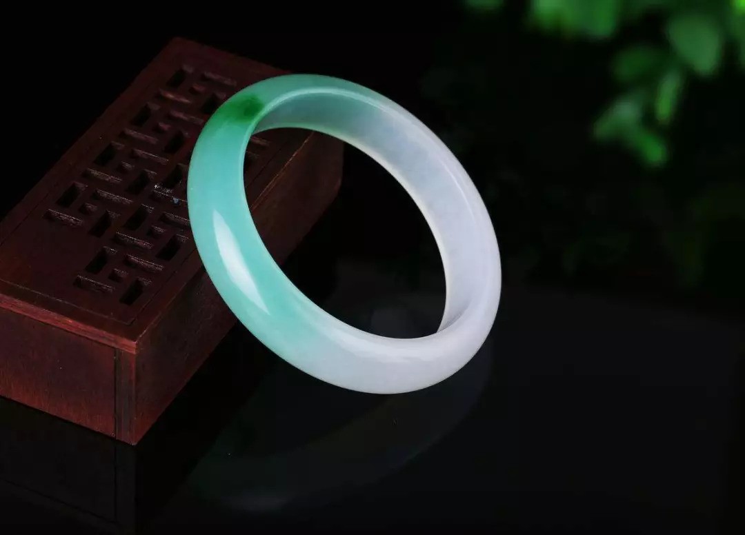 翡翠手鐲戴左手還是右手？四方面教你理解戴法