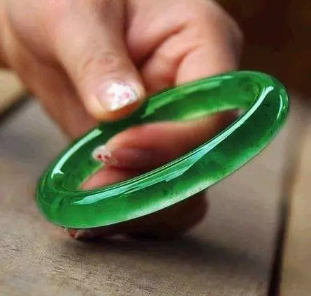 翡翠手鐲戴左手還是右手？四方面教你理解戴法