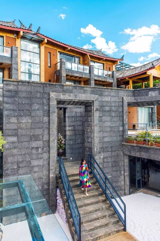 瀘沽湖新中式風(fēng)格民宿，等風(fēng)·半山