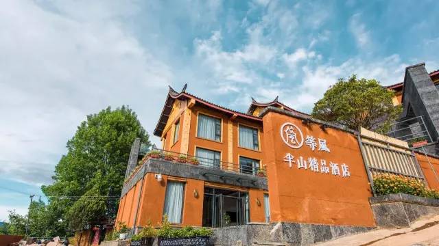 瀘沽湖新中式風(fēng)格民宿，等風(fēng)·半山