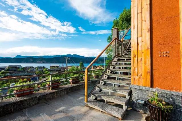 瀘沽湖新中式風(fēng)格民宿，等風(fēng)·半山