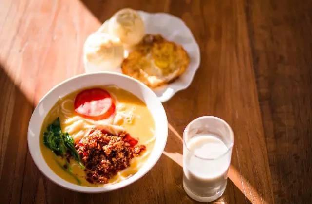 瀘沽湖新中式風(fēng)格民宿，等風(fēng)·半山