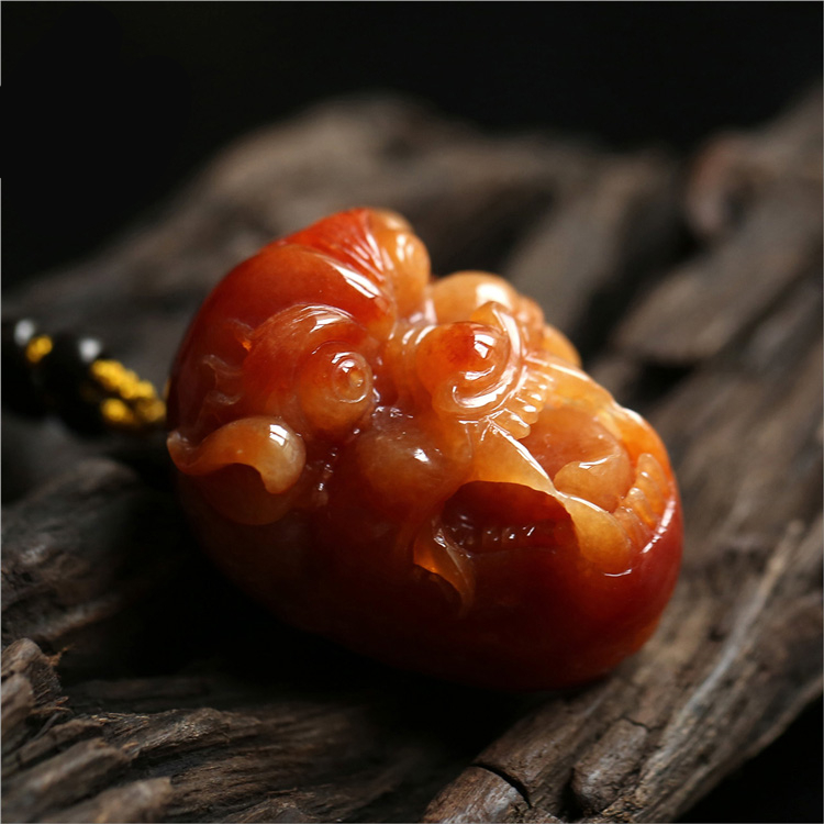 罕見(jiàn)辣黃翡翠吊墜霸氣獸頭吊墜