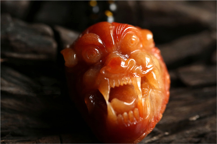 罕見(jiàn)辣黃翡翠吊墜霸氣獸頭吊墜