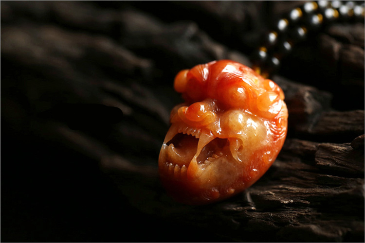 罕見(jiàn)辣黃翡翠吊墜霸氣獸頭吊墜