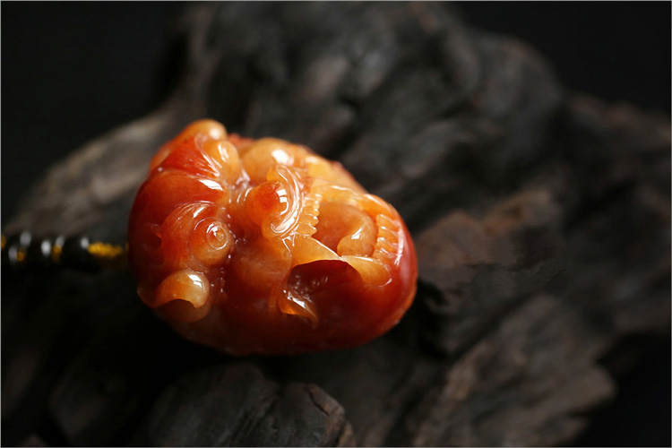 罕見(jiàn)辣黃翡翠吊墜霸氣獸頭吊墜