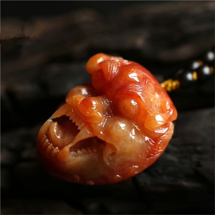 罕見(jiàn)辣黃翡翠吊墜霸氣獸頭吊墜