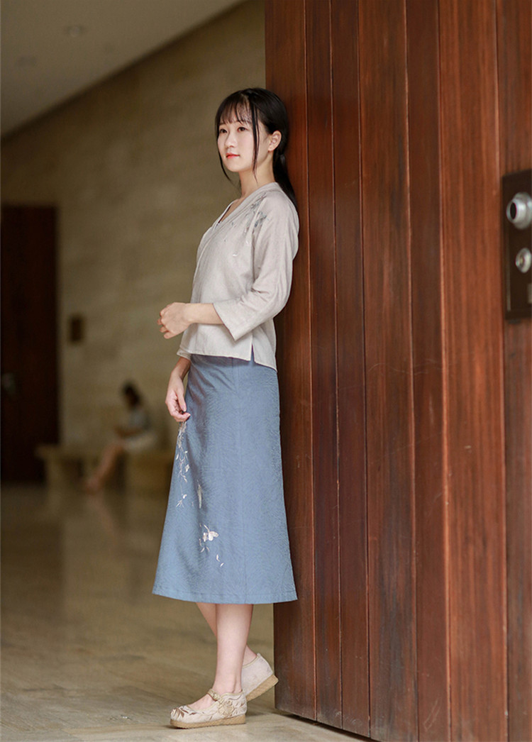 匠心啟航閱讀設(shè)計(jì)刺繡漢元素交領(lǐng)棉麻上衣