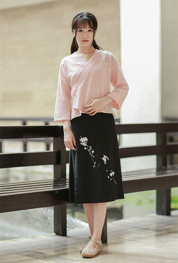 匠心啟航閱讀設(shè)計(jì)刺繡漢元素交領(lǐng)棉麻上衣