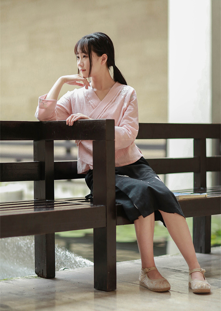 匠心啟航閱讀設(shè)計(jì)刺繡漢元素交領(lǐng)棉麻上衣