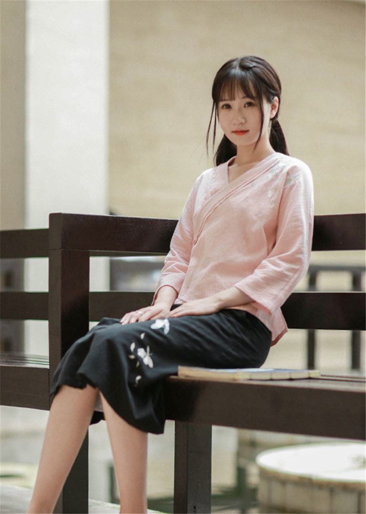 匠心啟航閱讀設(shè)計(jì)刺繡漢元素交領(lǐng)棉麻上衣