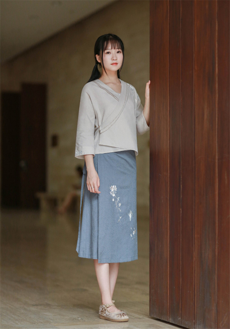 匠心啟航閱讀設(shè)計(jì)刺繡漢元素交領(lǐng)棉麻上衣