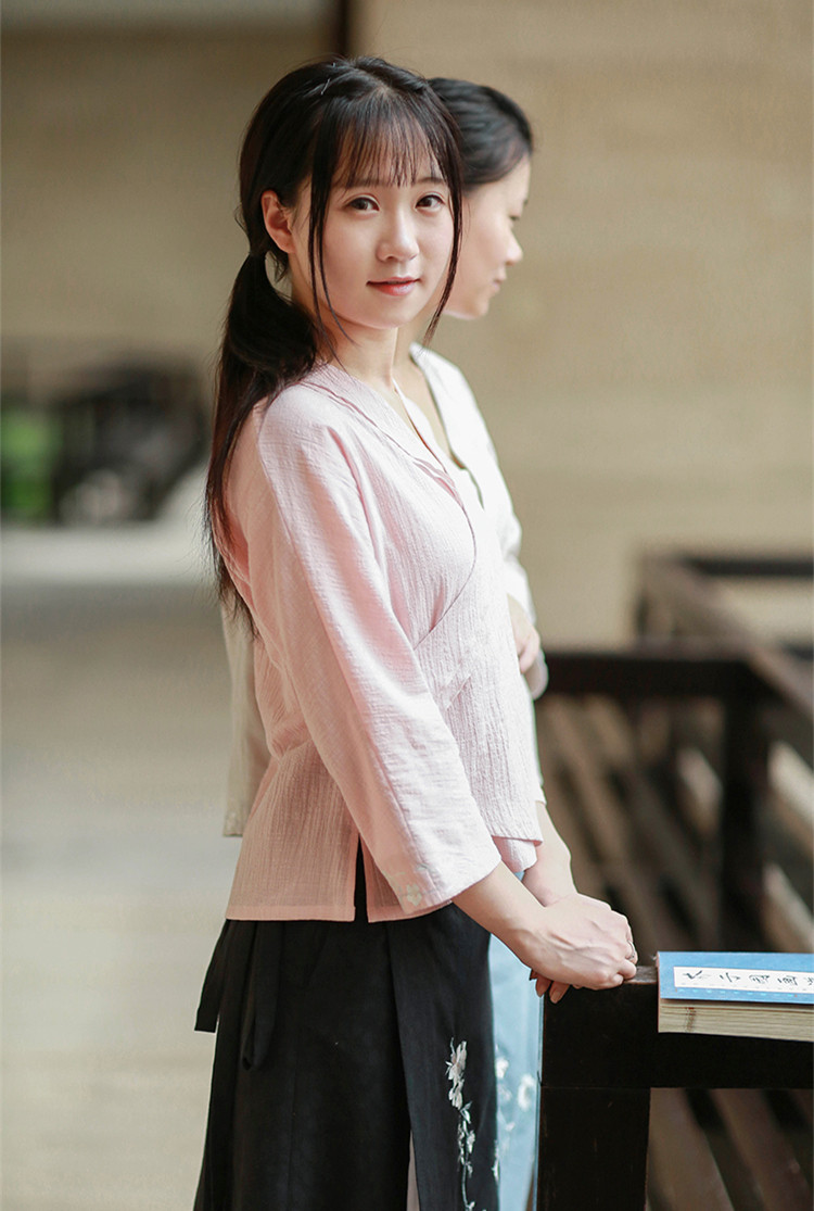 匠心啟航閱讀設(shè)計(jì)刺繡漢元素交領(lǐng)棉麻上衣