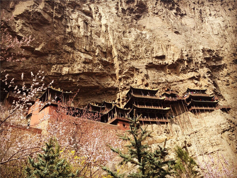 懸空寺半天高，三根馬尾空中吊