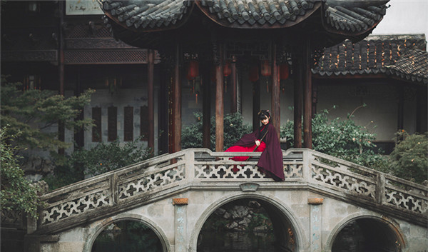 交領(lǐng)齊腰上黑下紅拼色漢服【凌天】