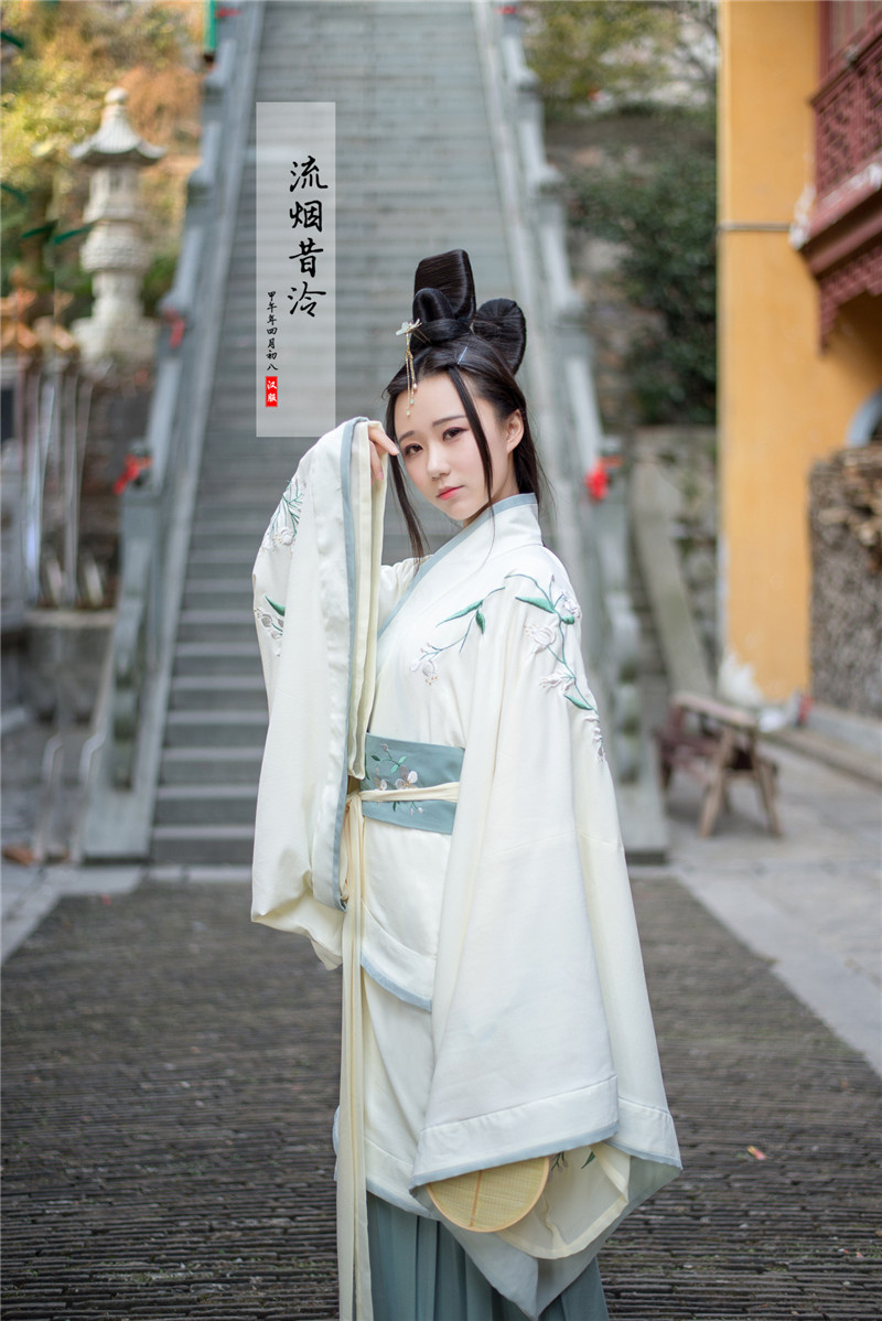 漢服女繡花曲裾正規(guī)襦裙