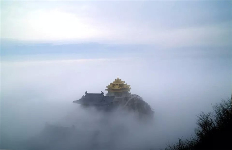 洛陽(yáng)欒川老君山云霧中如仙境