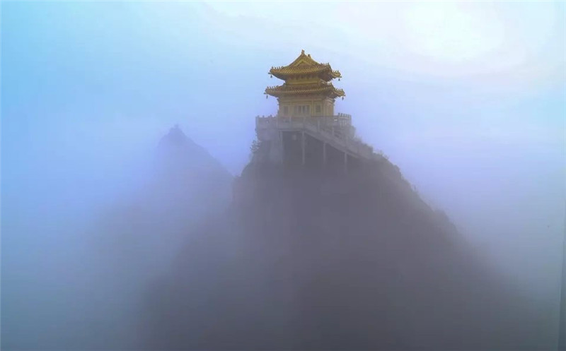 洛陽(yáng)欒川老君山云霧中如仙境
