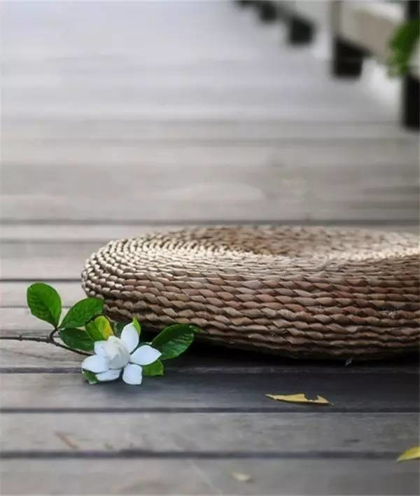 品茶牌佛之常用物，蒲團(tuán)