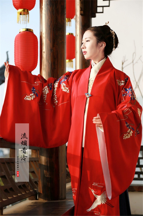 閨蜜漢服滿繡明制披風