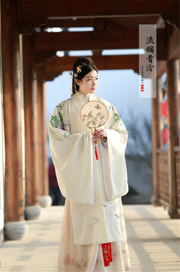 閨蜜漢服滿繡明制披風