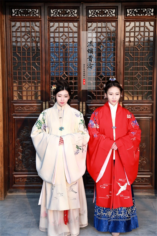 閨蜜漢服滿繡明制披風