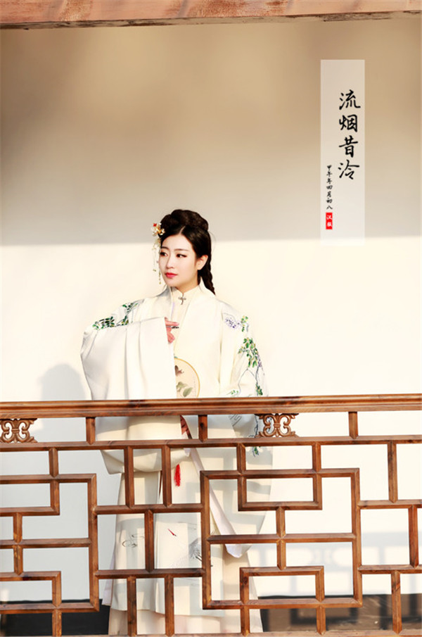 閨蜜漢服滿繡明制披風