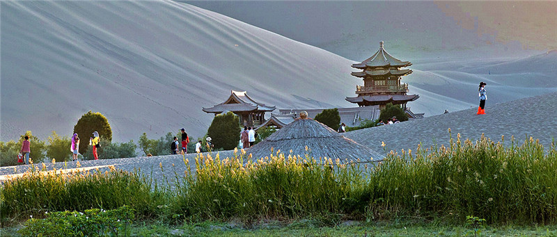 敦煌奇觀美麗月牙泉