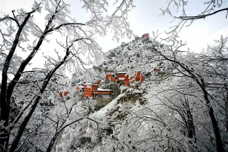 武當(dāng)山千里冰封萬(wàn)里雪飄