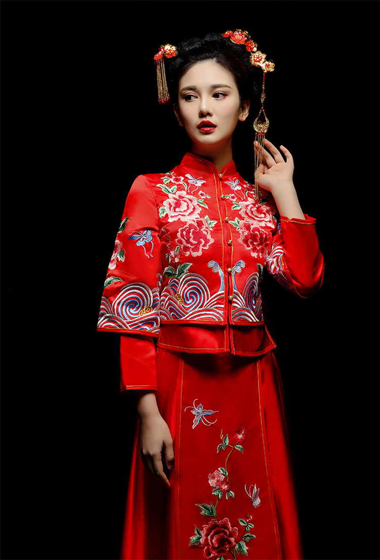 中式新娘禮服嫁衣，龍鳳褂富貴牡丹