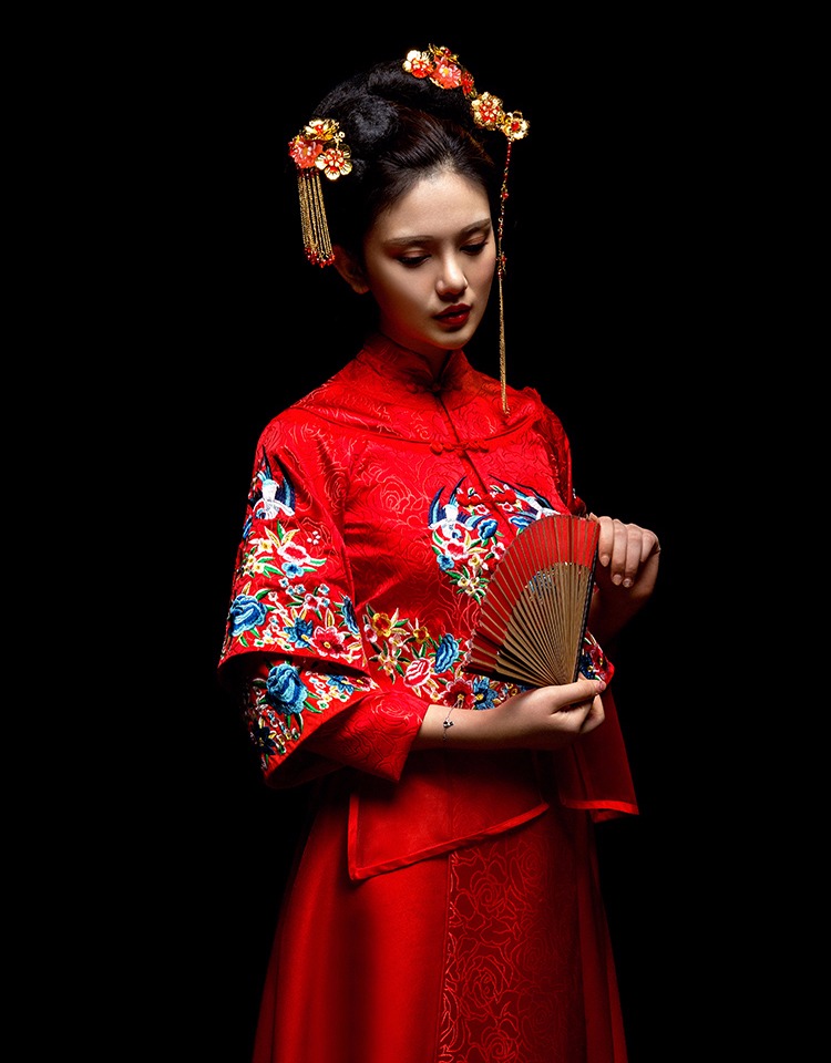 中國古典元素刺繡新娘禮服，敬酒服長袖春裝