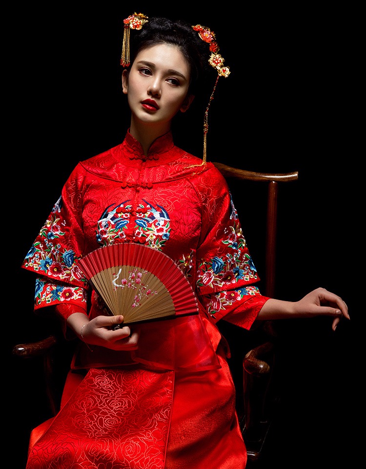 中國古典元素刺繡新娘禮服，敬酒服長袖春裝