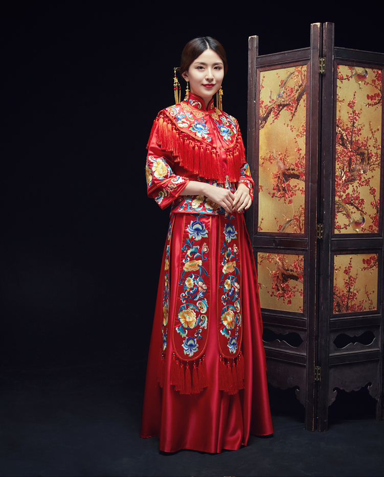 中式紅色長(zhǎng)袖新娘嫁衣，流蘇繡花牡丹禮服