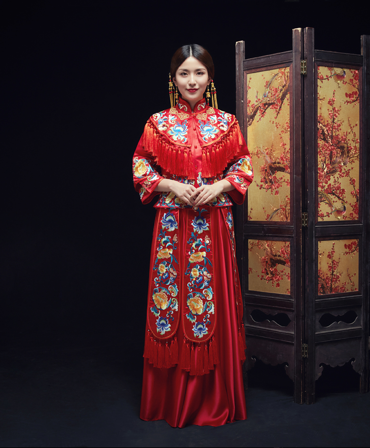 中式紅色長(zhǎng)袖新娘嫁衣，流蘇繡花牡丹禮服