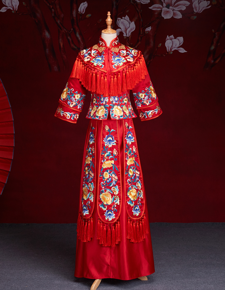 中式紅色長(zhǎng)袖新娘嫁衣，流蘇繡花牡丹禮服