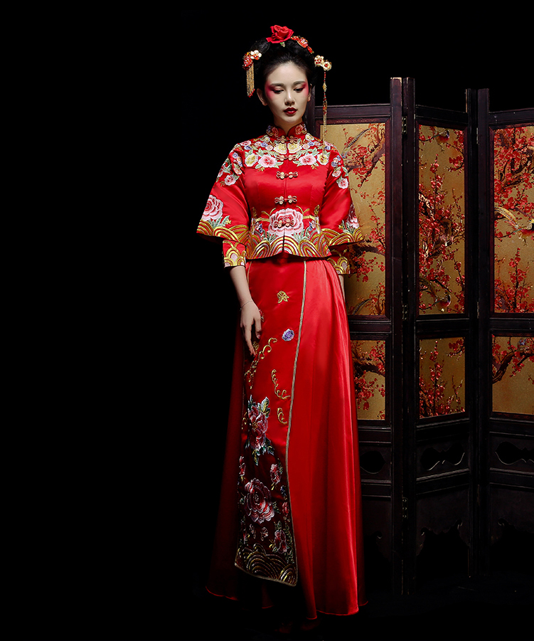 新郎新娘精致中式繡花禮服。