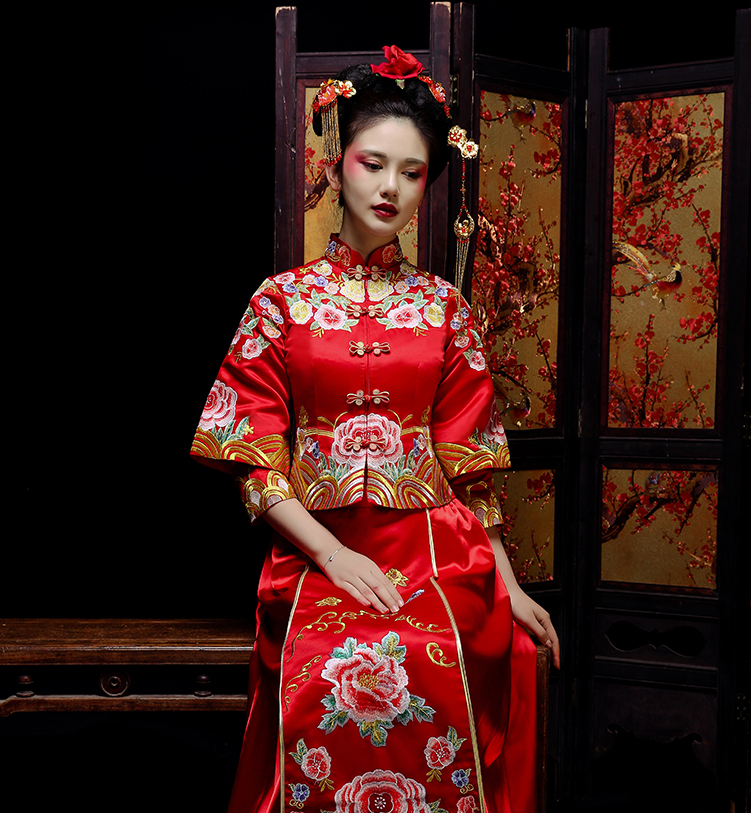 新郎新娘精致中式繡花禮服。