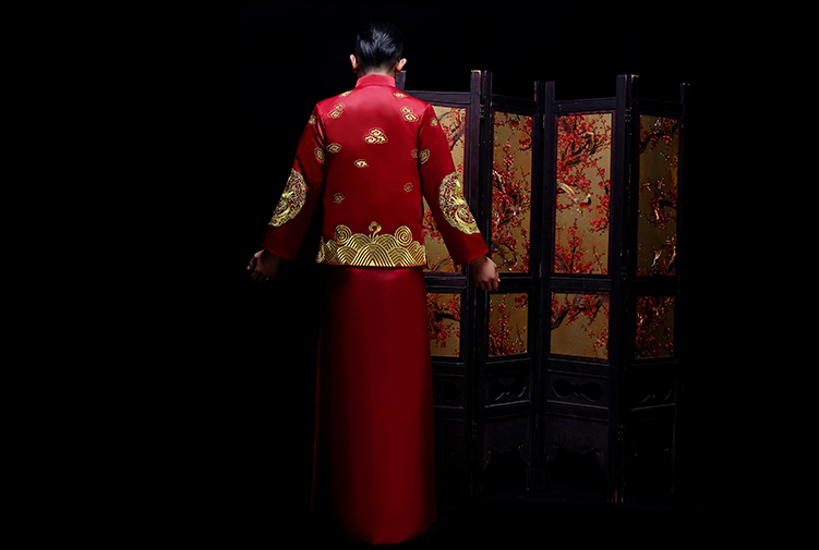 新郎新娘精致中式繡花禮服。