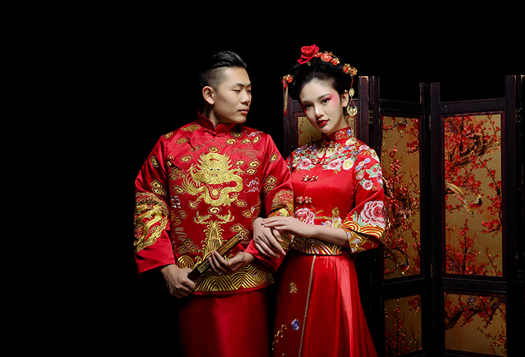 新郎新娘精致中式繡花禮服。