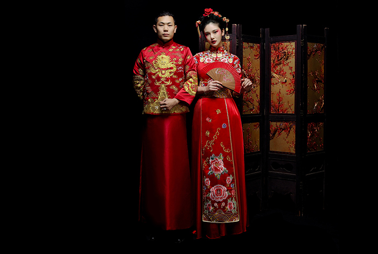 新郎新娘精致中式繡花禮服。
