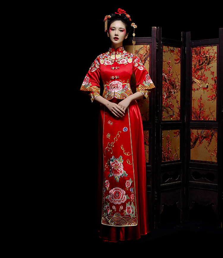 新郎新娘精致中式繡花禮服。