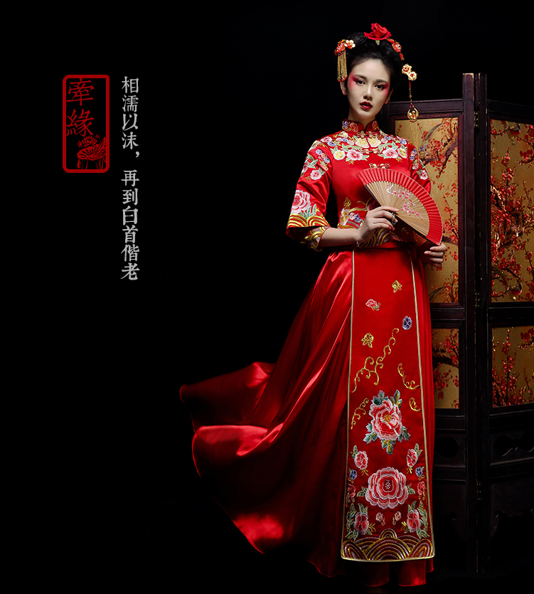 新郎新娘精致中式繡花禮服。