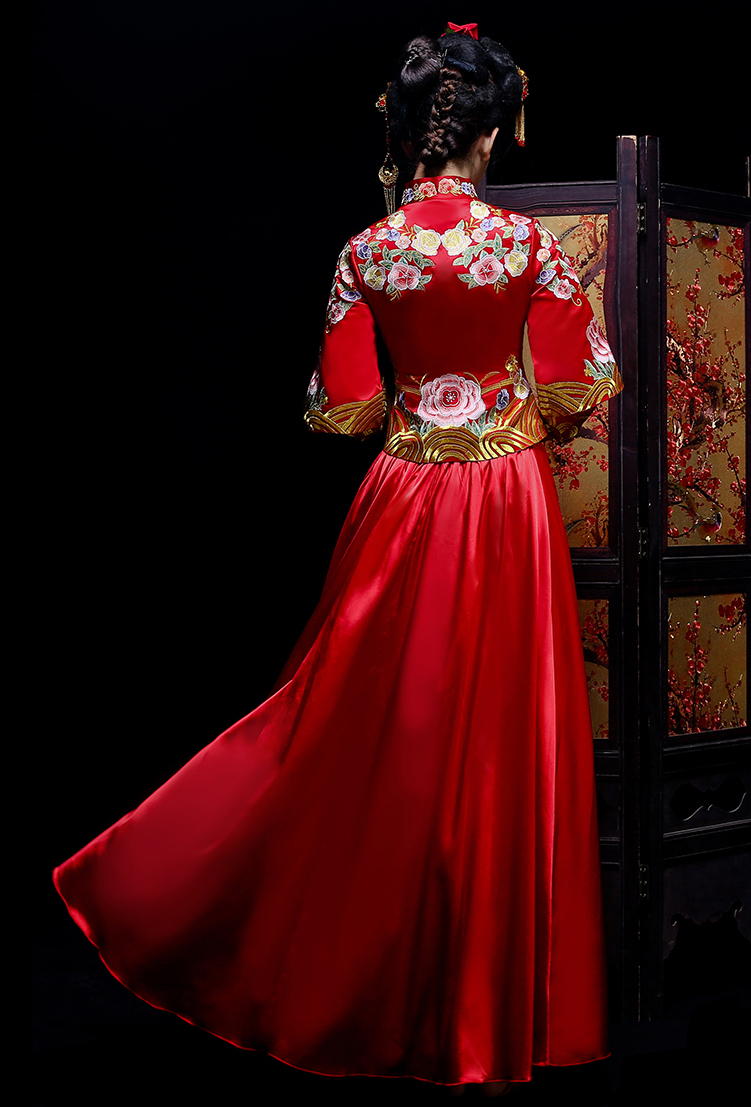 新郎新娘精致中式繡花禮服。