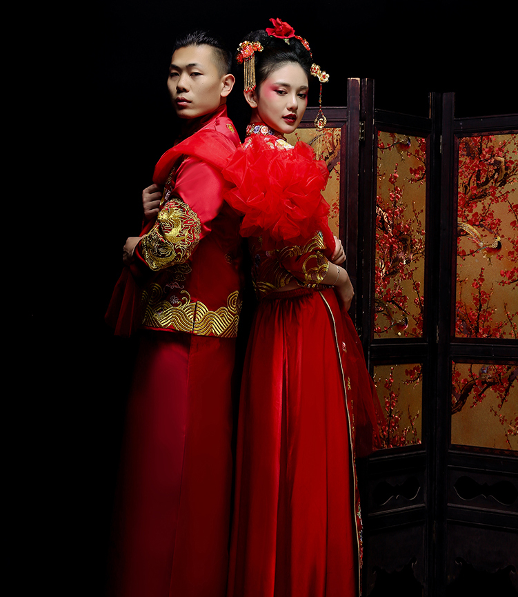 新郎新娘精致中式繡花禮服。
