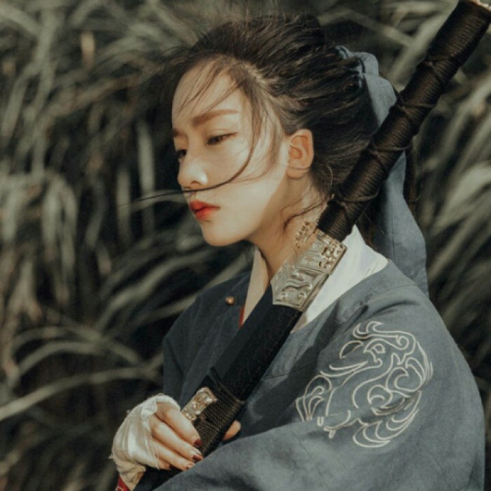 英氣瀟灑女子古風(fēng)頭像，古典真人頭像