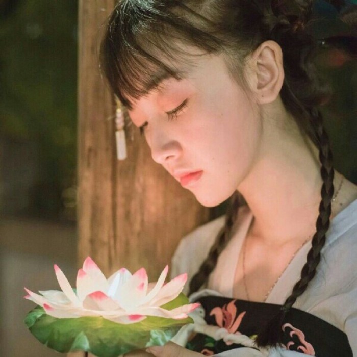 柔美女子攜燈古風頭像，婉約匠心啟航閱讀微信qq頭像