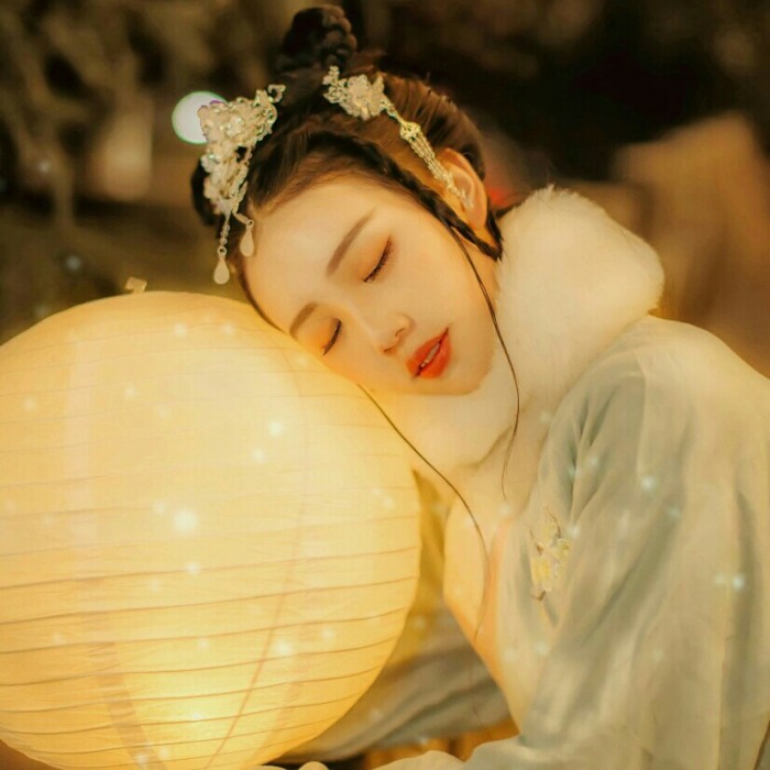柔美女子攜燈古風頭像，婉約匠心啟航閱讀微信qq頭像